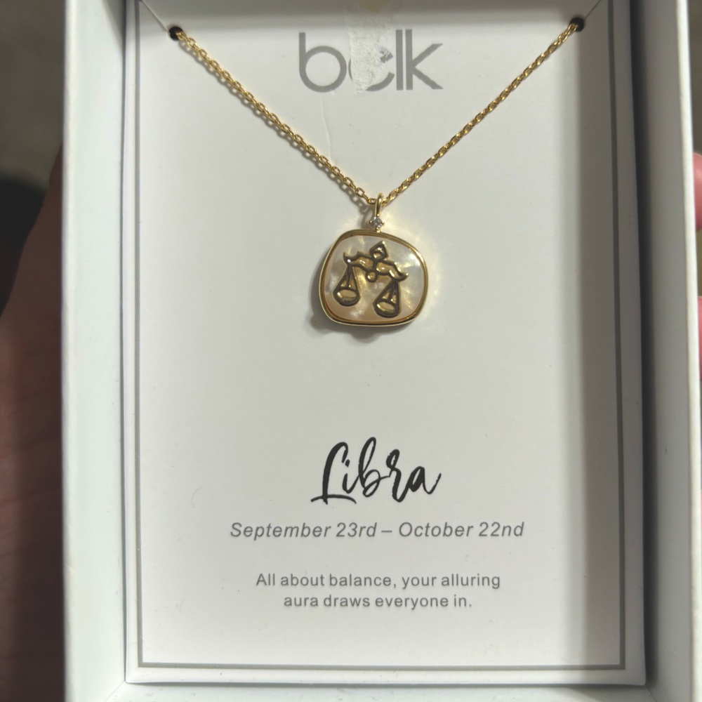 Libra necklace in gold with a pearlescent stone and gold filigree